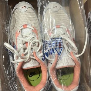 New women Nike air max size 7.5